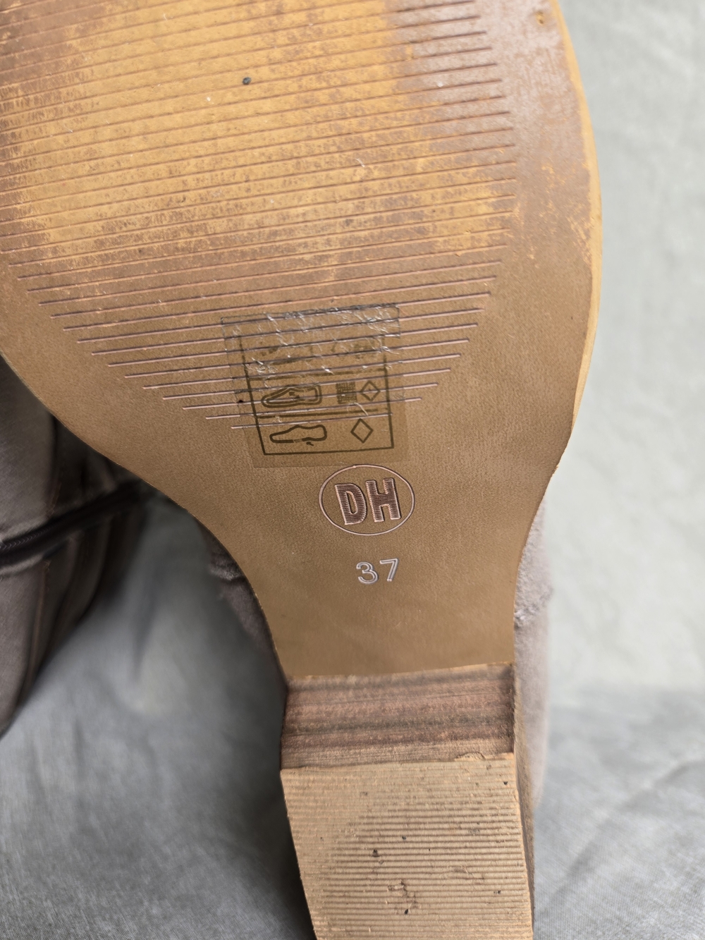 Denver Hayes Taupe Suede Ankle Booties - Size 37 (US 6.5) - Picture 12 of 13